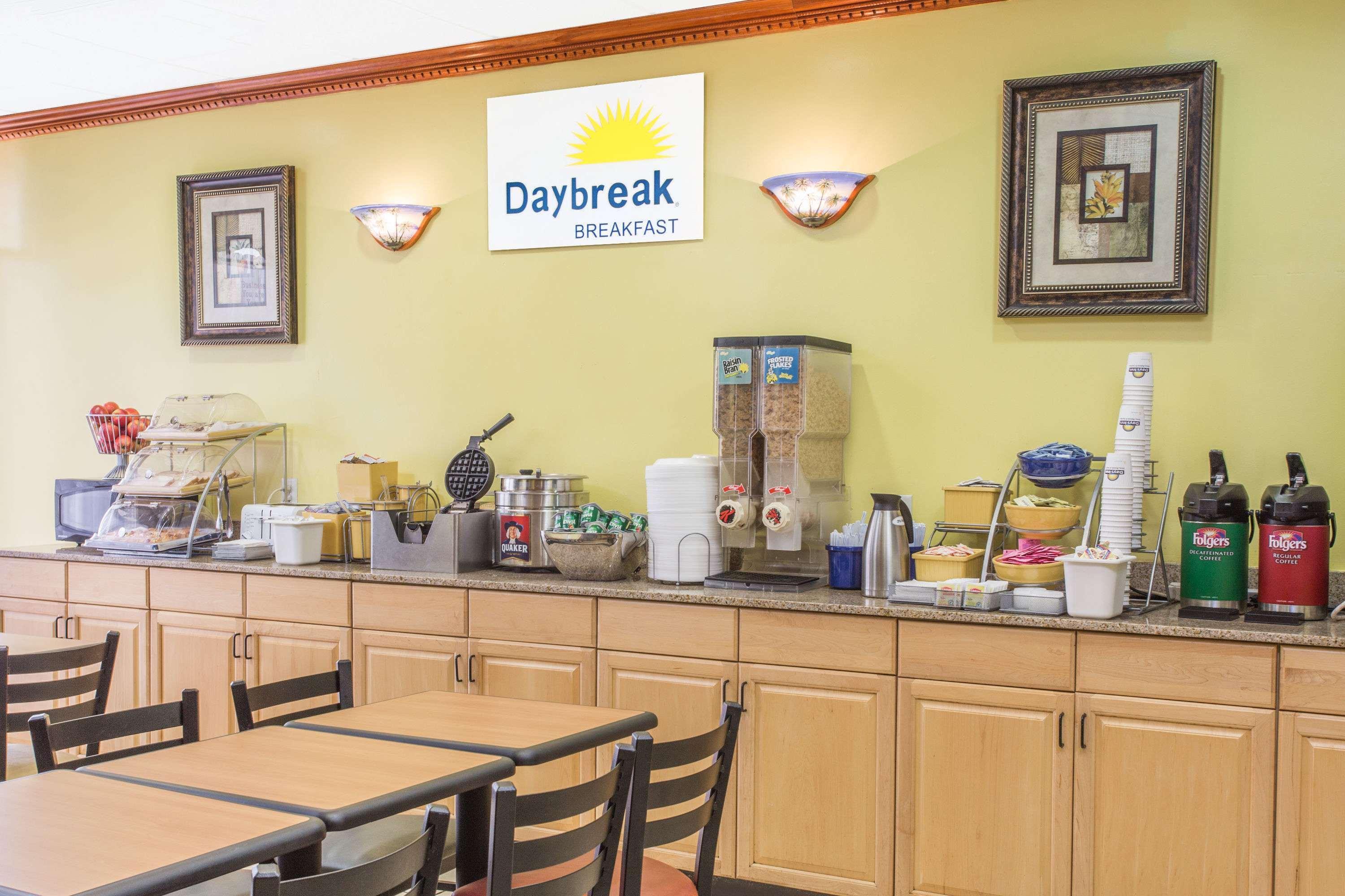 Days Inn By Wyndham Форт Майерс Екстериор снимка