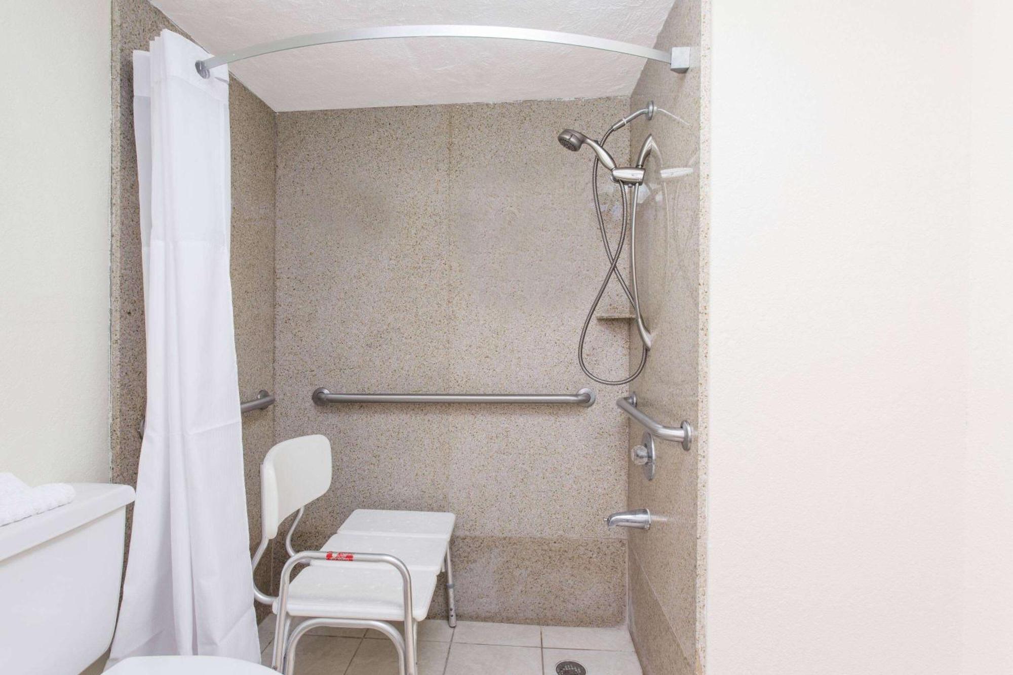 Days Inn By Wyndham Форт Майерс Екстериор снимка