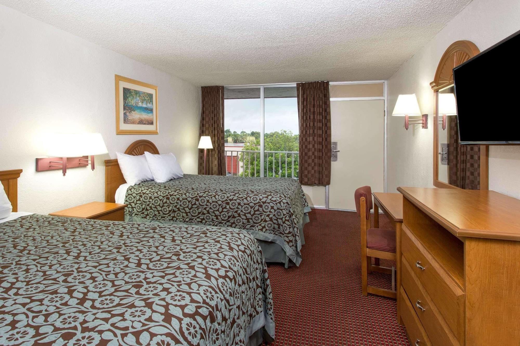 Days Inn By Wyndham Форт Майерс Екстериор снимка