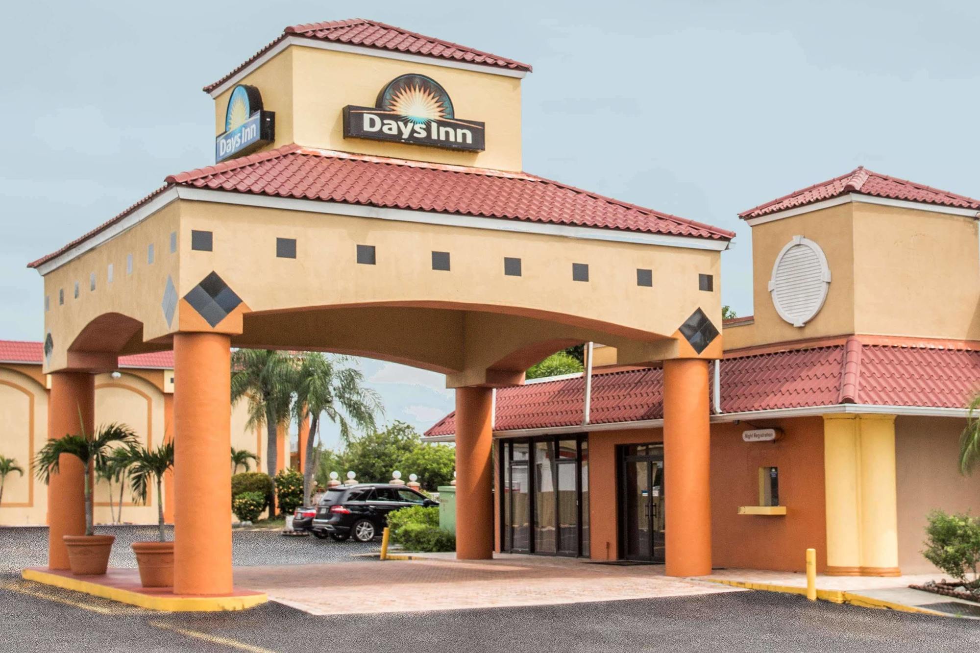 Days Inn By Wyndham Форт Майерс Екстериор снимка