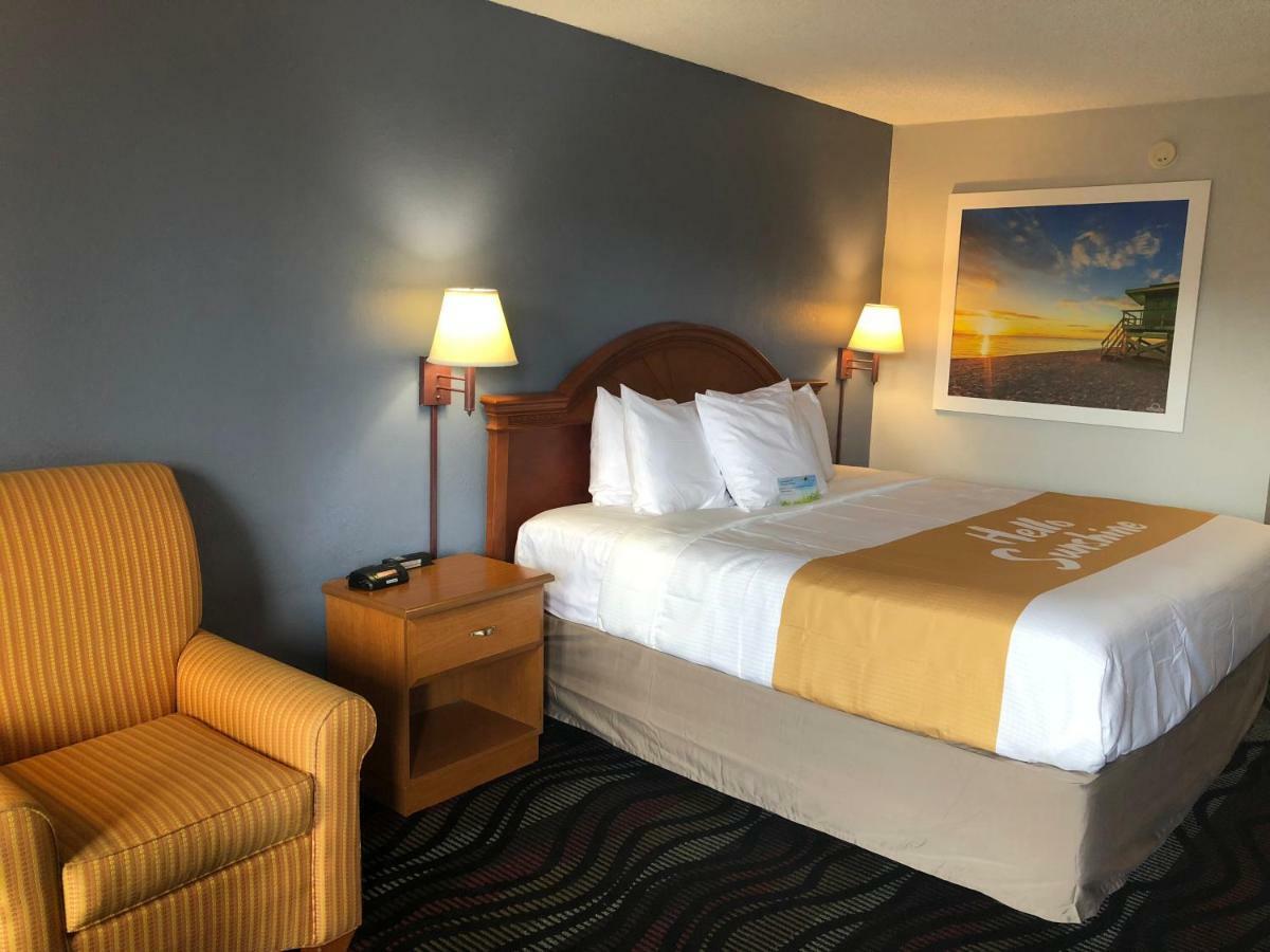 Days Inn By Wyndham Форт Майерс Екстериор снимка